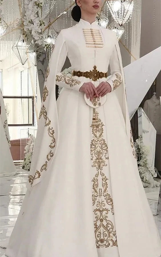 Robe de Mariée Caucasienne Traditionnelle – Cape & Broderies Or