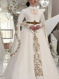 Robe de Mariée Caucasienne Traditionnelle – Cape & Broderies Or