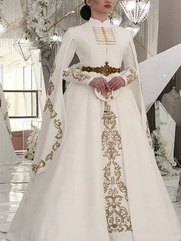 Robe de Mariée Caucasienne Traditionnelle – Cape & Broderies Or