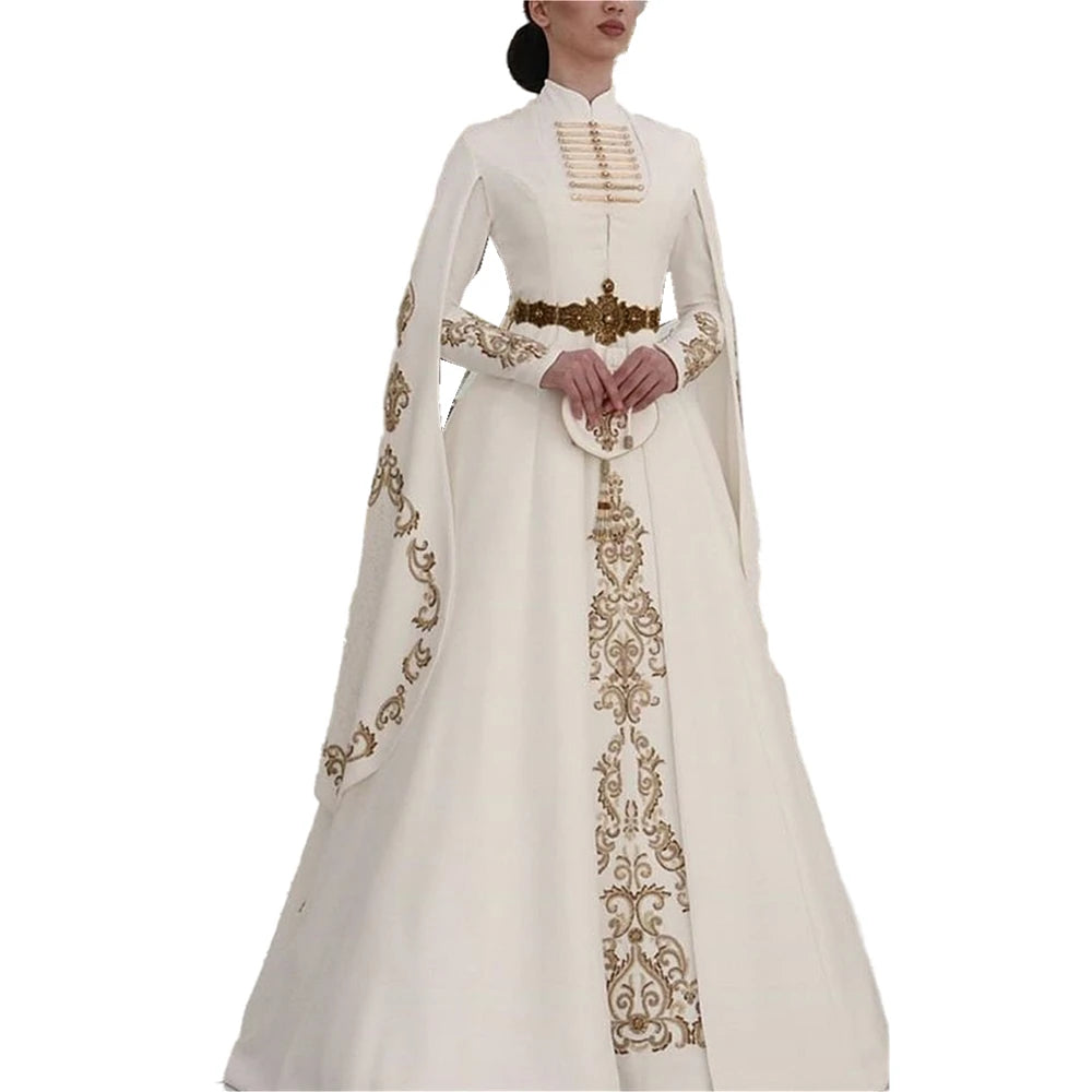 Robe de Mariée Caucasienne Traditionnelle – Cape & Broderies Or
